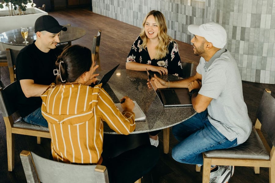 Team som arbetar med AI i HubSpot